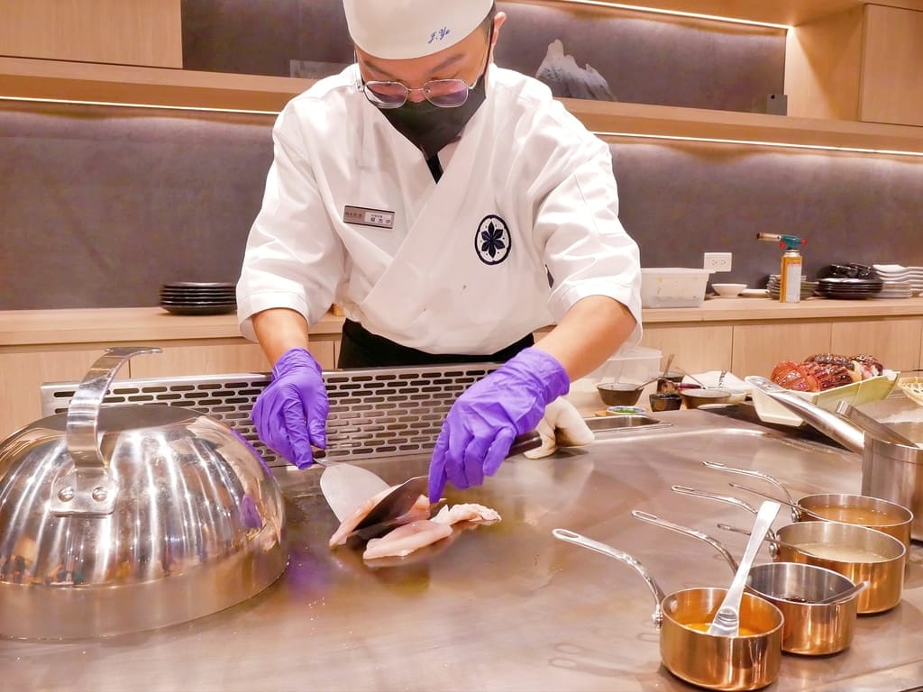 | 鐵板燒台北餐廳| 明水然.樂 信義遠百店A13店,一位難求的無菜單頂級鐵板燒,鮑魚干貝龍蝦A5和牛通通吃的到.高CP值約會餐廳首選!宵夜場獨家火熱登場.信義區宵夜首選 - 第9張圖 | 鐵板燒台北餐廳| 明水然.樂 信義遠百店A13店,一位難求的無菜單頂級鐵板燒,鮑魚干貝龍蝦A5和牛通通吃的到.高CP值約會餐廳首選!宵夜場獨家火熱登場.信義區宵夜首選