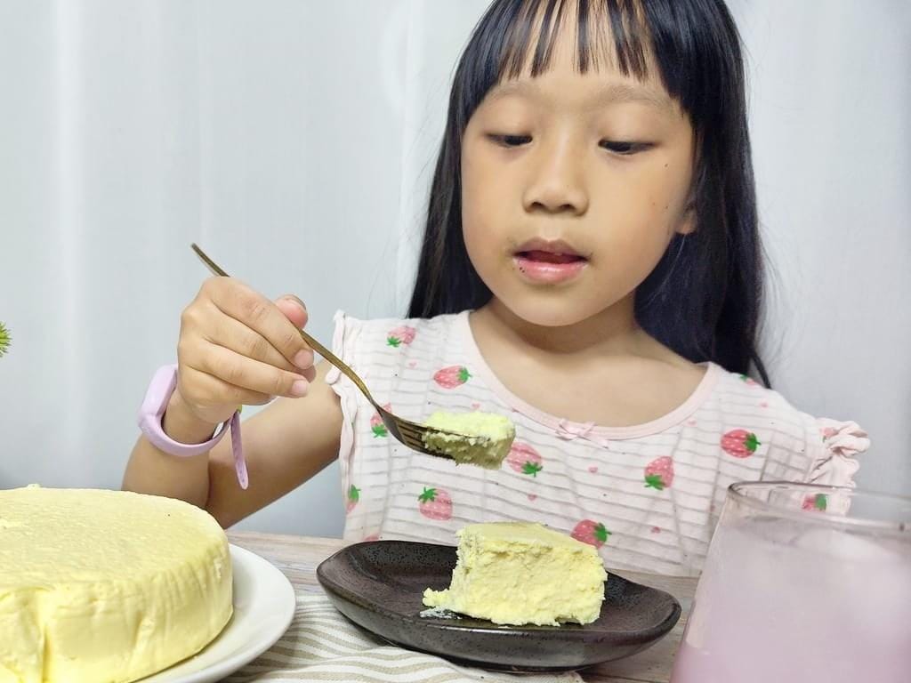 | 24小時智能甜點店 | 亞尼克台北西門店盛大開幕，奶茶布丁生乳捲／北海道黑酷曲，半夜也能買蛋糕！