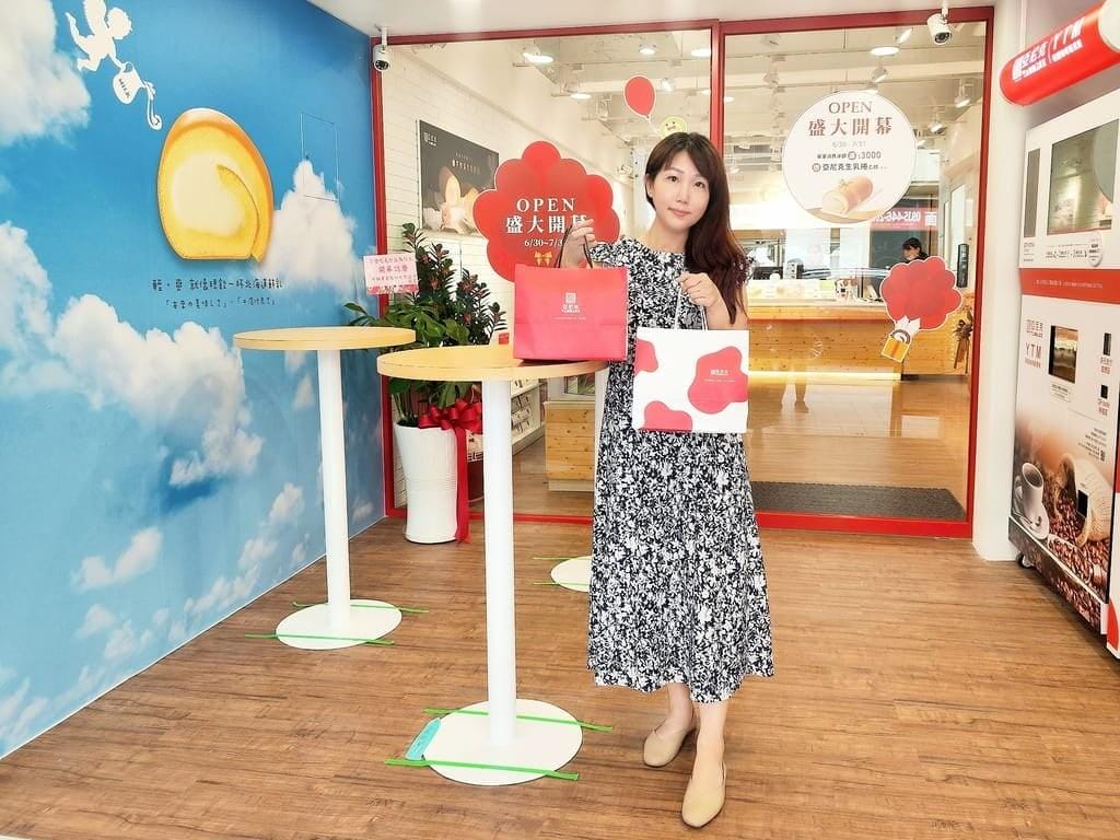 | 24小時智能甜點店 | 亞尼克台北西門店盛大開幕，奶茶布丁生乳捲／北海道黑酷曲，半夜也能買蛋糕！