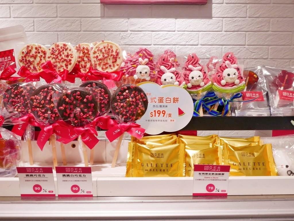 | 24小時智能甜點店 | 亞尼克台北西門店盛大開幕，奶茶布丁生乳捲／北海道黑酷曲，半夜也能買蛋糕！