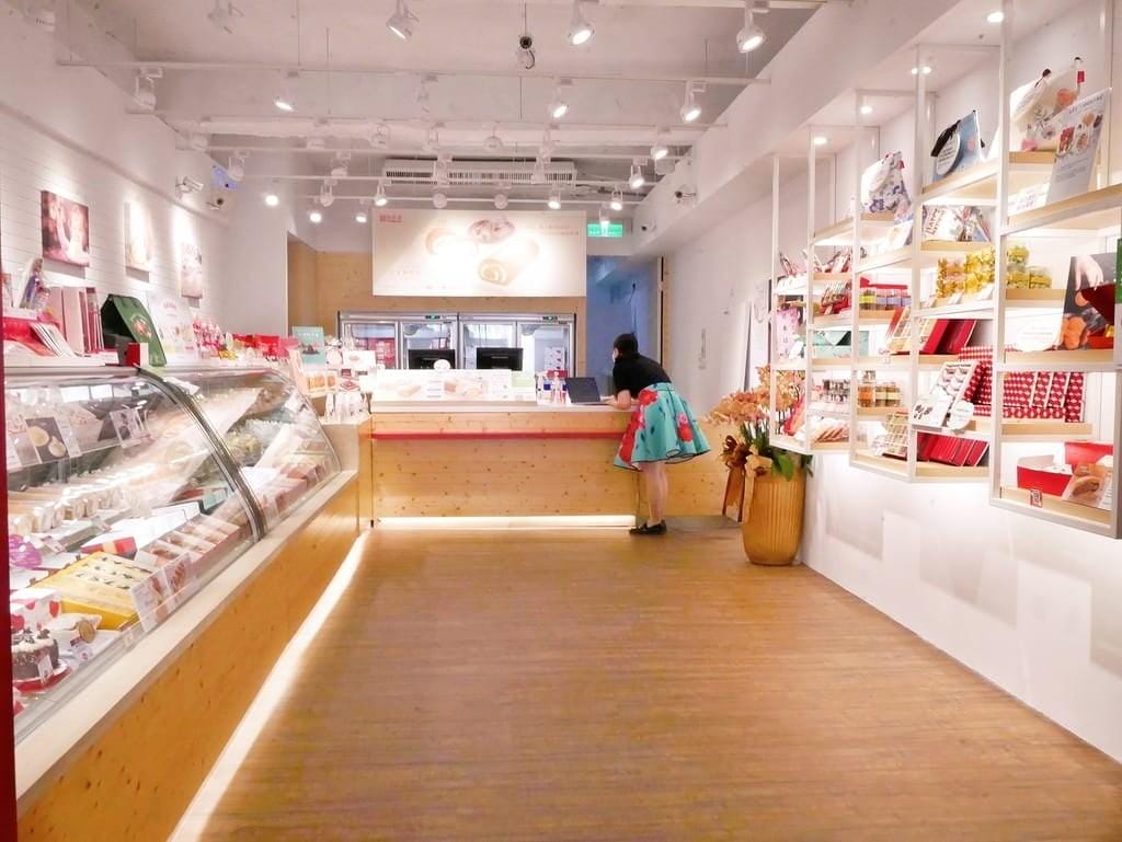 | 24小時智能甜點店 | 亞尼克台北西門店盛大開幕，奶茶布丁生乳捲／北海道黑酷曲，半夜也能買蛋糕！