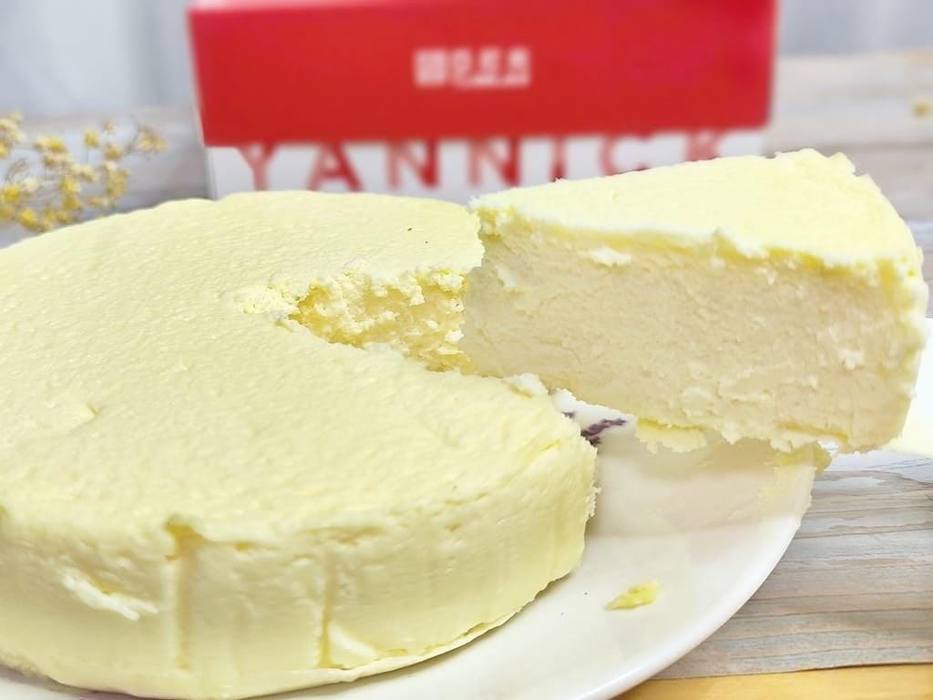 | 24小時智能甜點店 | 亞尼克台北西門店盛大開幕，奶茶布丁生乳捲／北海道黑酷曲，半夜也能買蛋糕！