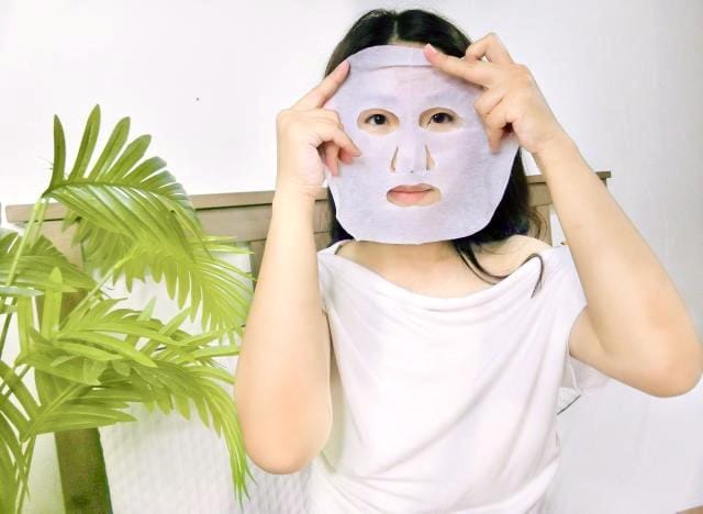| 高人氣面膜推薦 | 日本SPC面膜,滋潤保水/肌膚零負擔,無添加色素,不用飛日本也能買到SPC面膜! - 第2張圖 一張含有 人員, 人的臉孔, 服裝, 牆 的圖片自動產生的描述