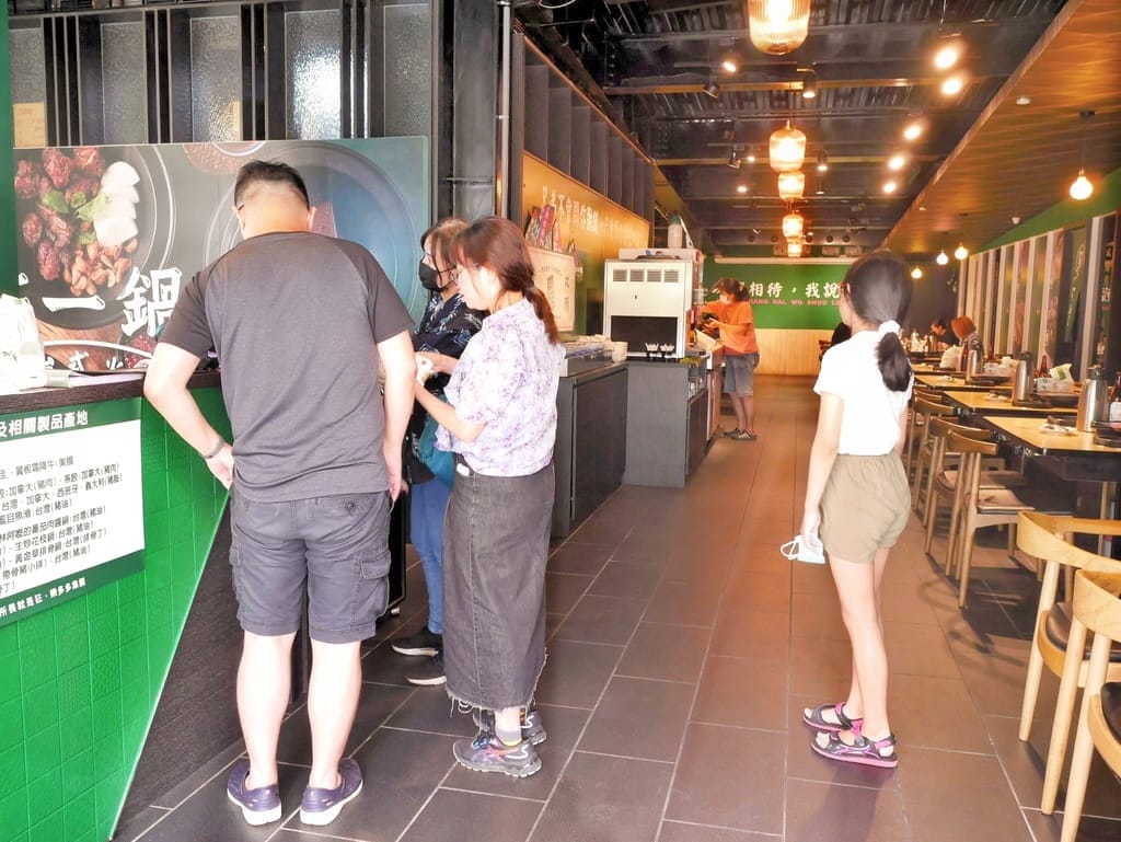 | 超人氣排隊名店 | 狂一鍋北樹林區插旗,多種主題湯底任選,台味火鍋香氣濃郁.自助吧免費吃!! - 第12張圖 | 超人氣排隊名店 | 狂一鍋北樹林區插旗,多種主題湯底任選,台味火鍋香氣濃郁.自助吧免費吃!!