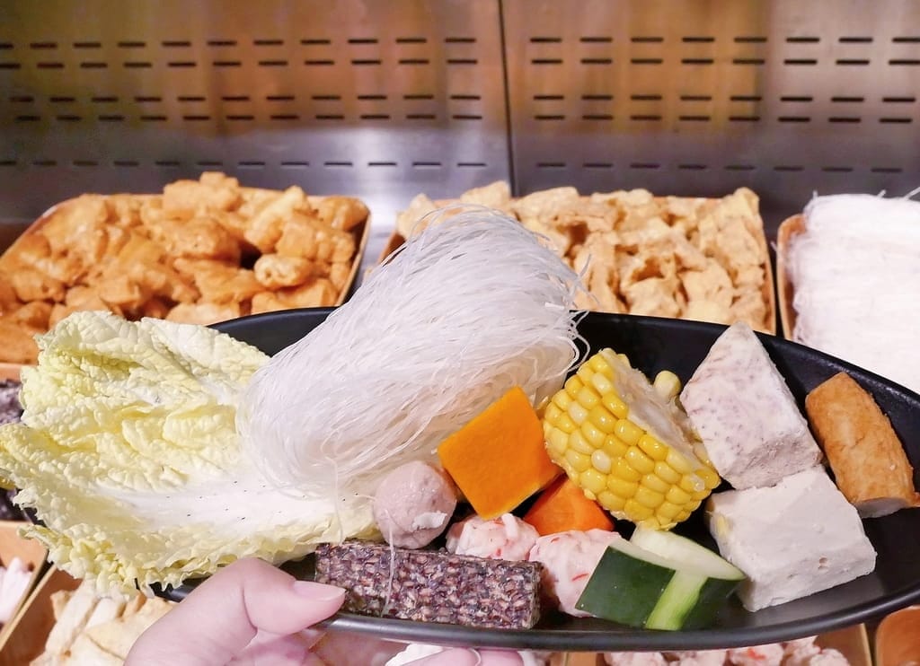| 超人氣排隊名店 | 狂一鍋北樹林區插旗,多種主題湯底任選,台味火鍋香氣濃郁.自助吧免費吃!! - 第29張圖 | 超人氣排隊名店 | 狂一鍋北樹林區插旗,多種主題湯底任選,台味火鍋香氣濃郁.自助吧免費吃!!