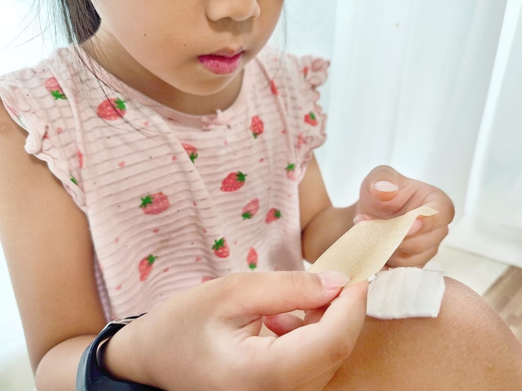小孩受傷換藥不喊痛!生活居家常備品-康威多愛膚人工皮搭配康威愛康膚銀抗菌敷料,完整呵護傷口 - 第13張圖 小孩受傷換藥不喊痛!生活居家常備品-康威多愛膚人工皮搭配康威愛康膚銀抗菌敷料,完整呵護傷口