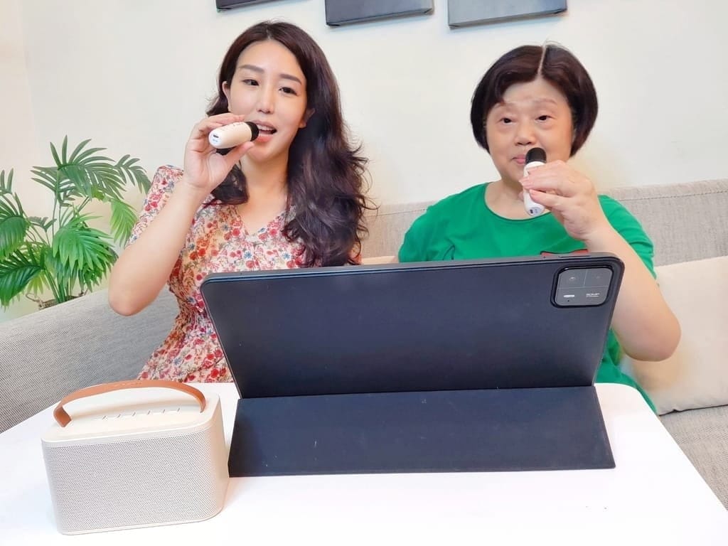 ｜行動KTV麥克風推薦｜RASTO RD15 歡唱藍牙5.3喇叭．輕鬆帶著走想唱就唱．一鍵消除人聲．開心歡聚每一刻！