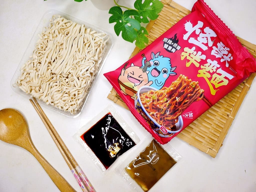 |宅配美食|發票怪獸x何秋美食聯名 雙醬拌麵.濃郁滋味,滿足無辣不歡的吃貨! - 第8張圖 |宅配美食|發票怪獸x何秋美食聯名 雙醬拌麵.濃郁滋味,滿足無辣不歡的吃貨!