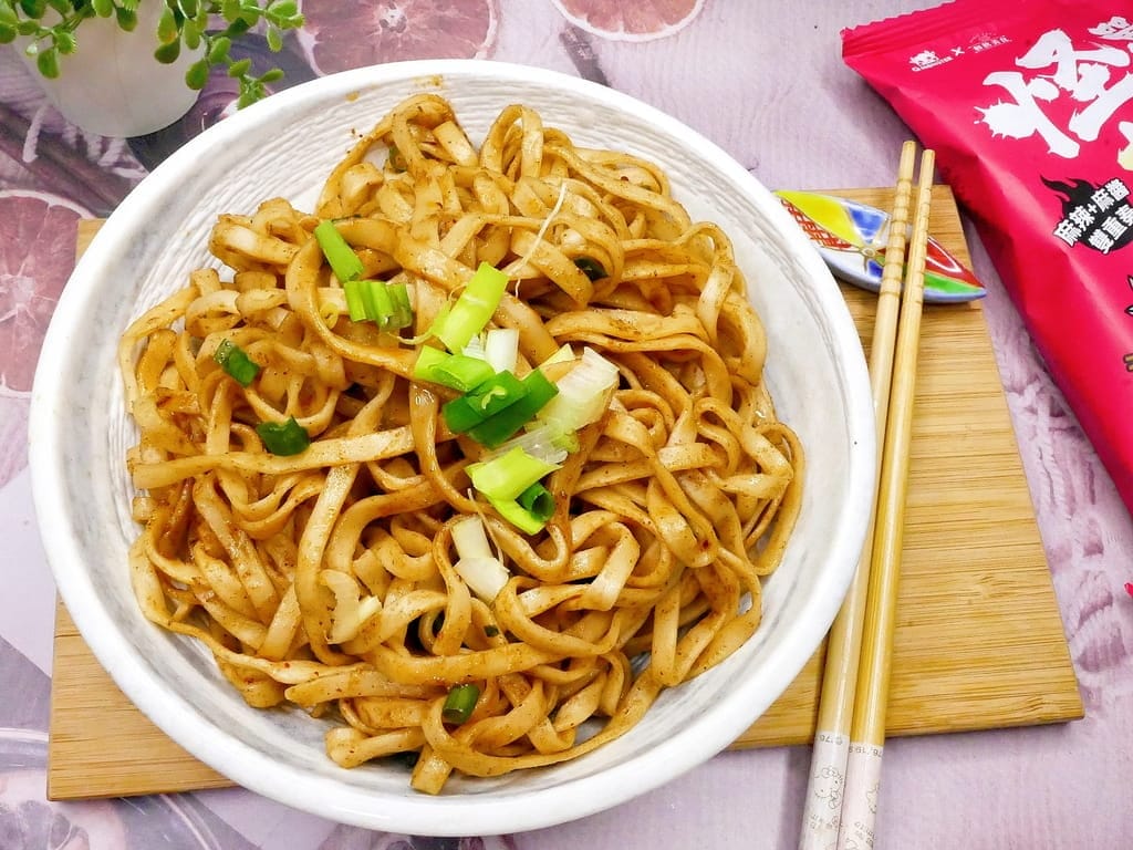 |宅配美食|發票怪獸x何秋美食聯名 雙醬拌麵.濃郁滋味,滿足無辣不歡的吃貨! - 第15張圖 |宅配美食|發票怪獸x何秋美食聯名 雙醬拌麵.濃郁滋味,滿足無辣不歡的吃貨!