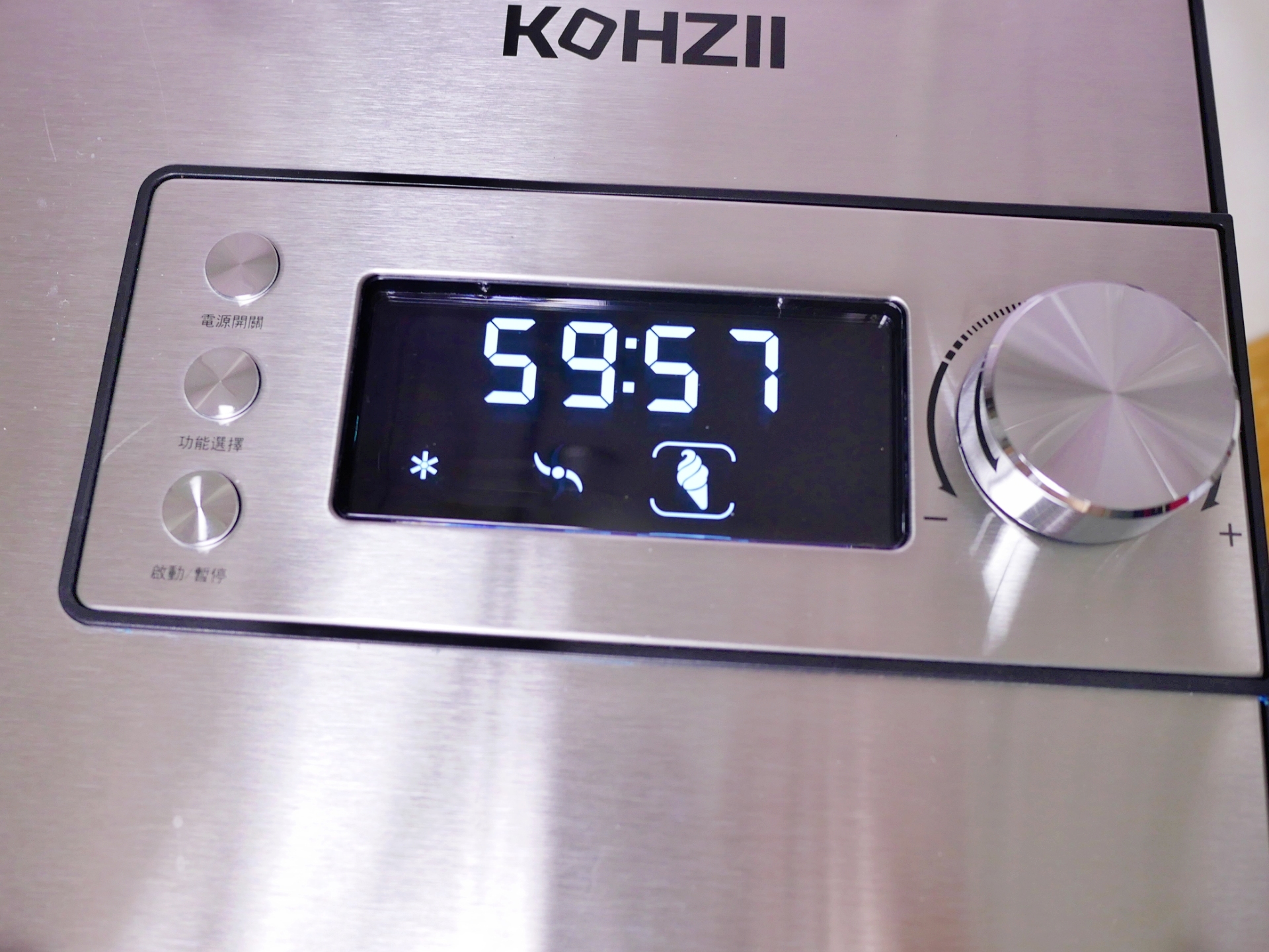 冰淇淋機如何挑選？KOHZII 康馳 全自動冰淇淋機 KIC2037．免預冷快速製作．炎炎夏日必備家電！